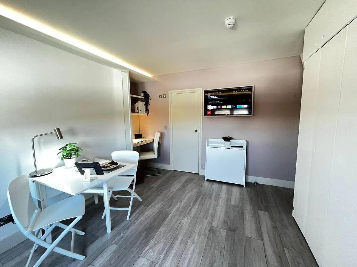 Apt 12 Luxury Living Chic Studio Steps From Beach برايتون شقة