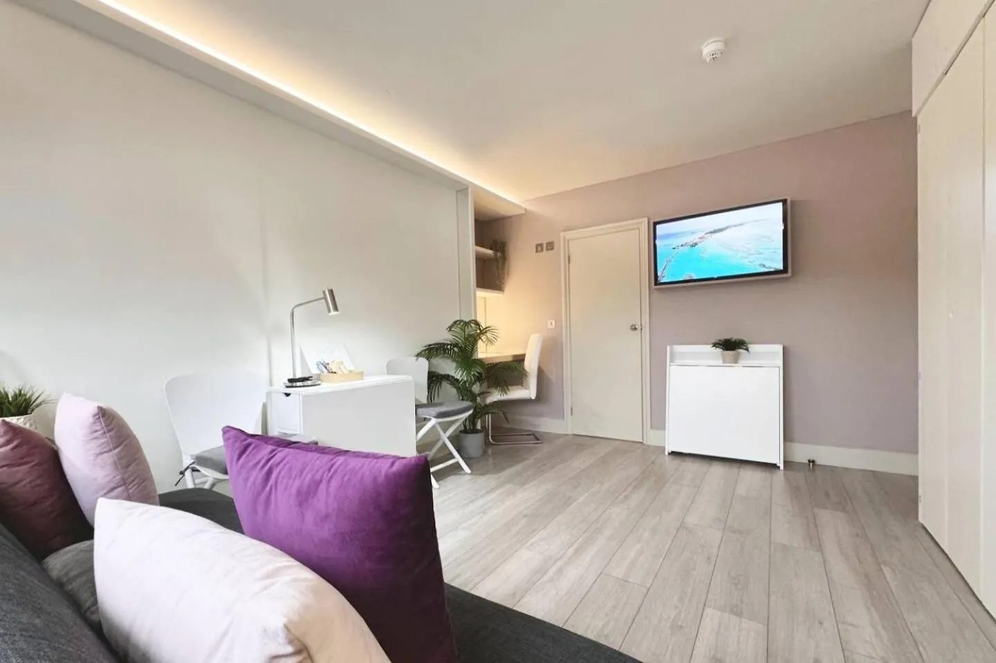 Apt 12 Luxury Living Chic Studio Steps From Beach Brighton