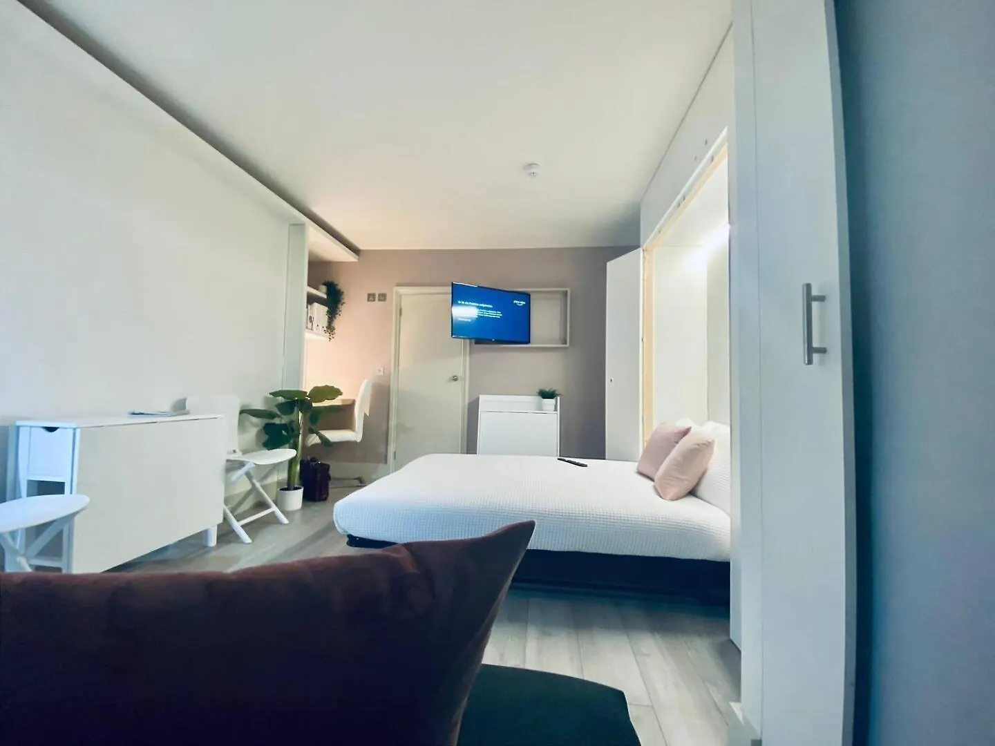 Apt 12 Luxury Living Chic Studio Steps From Beach Brighton